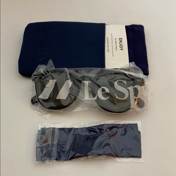 Le Specs Bandwagon Black Rubber Midsize Sunglasses - Picture 5 of 8